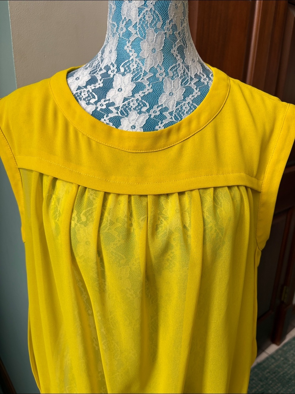 See by Chloé Top mostly sheer bright mustard yellow
Cropped/drawstring hem - Picture 2 of 12